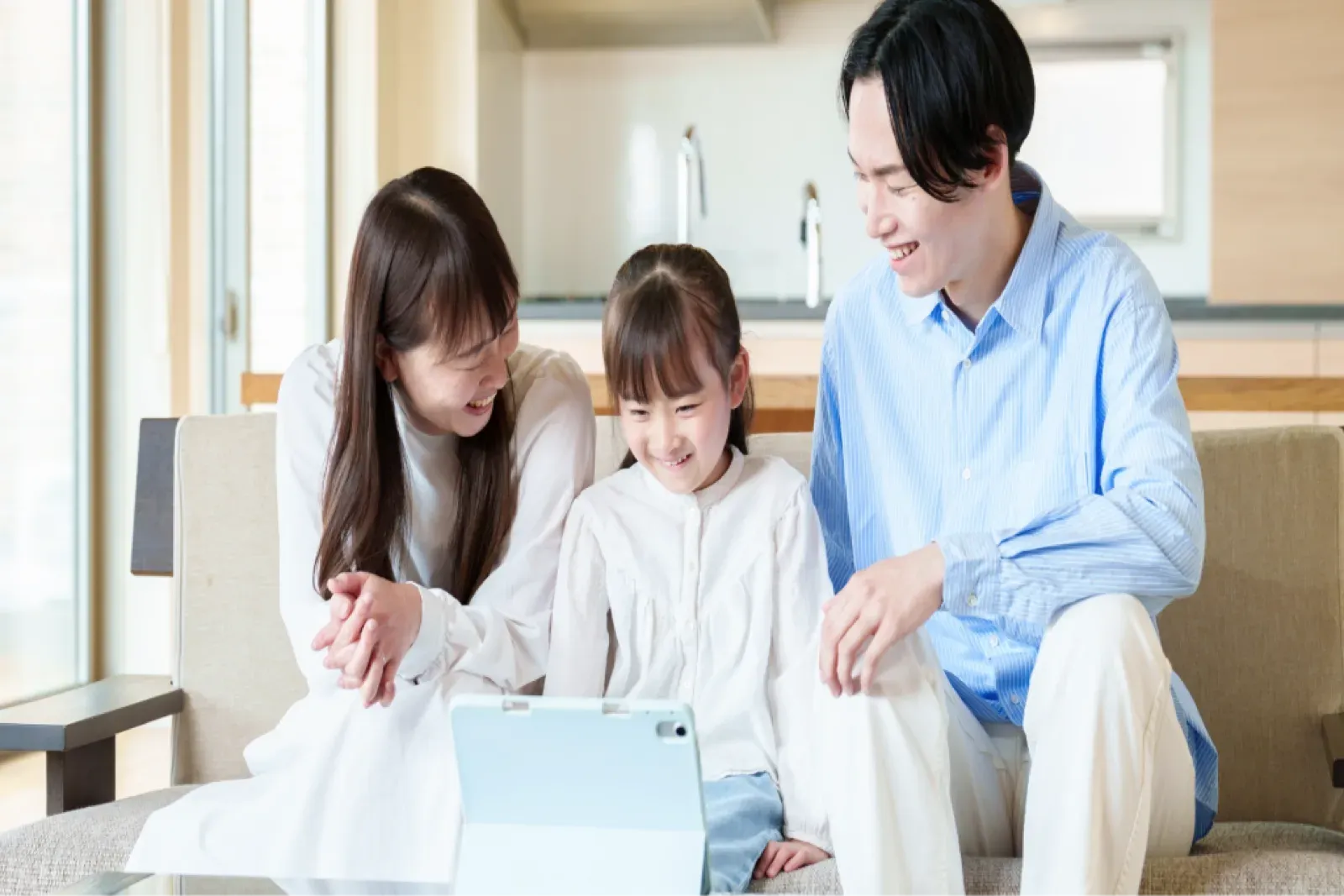 自宅でも閲覧可能 — ご家族でタブレットを見る様子